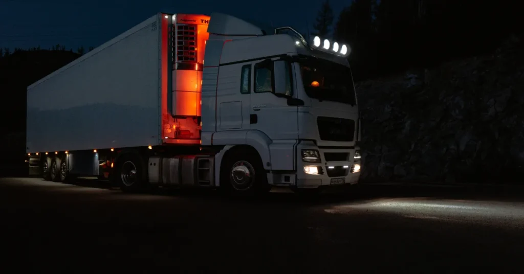 Comparação entre farol redondo 33 LEDs e farol quadrado 9 LEDs para caminhão sobre bancada técnica